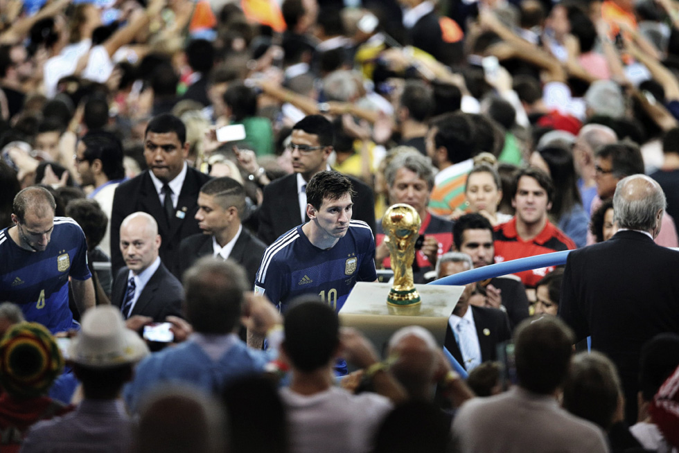 La foto instantánea del chino Bao Tailing, gana el máximo premio en la categoría en solitario Noticias Deportivas. Una imagen de Messi durante la Final de la copa del Mundo 2015.