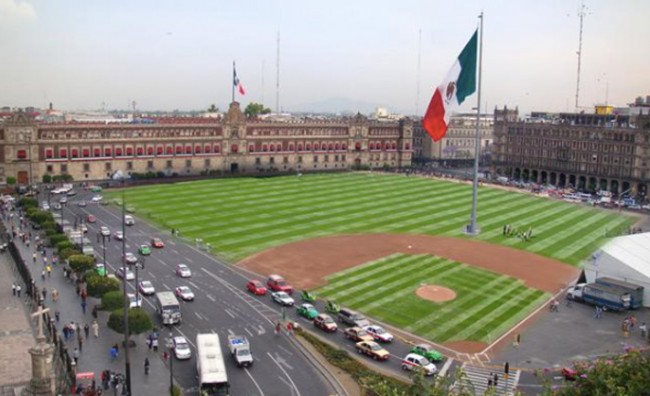 El Zócalo de la Ciudad de México se convierte en estadio de béisbol.