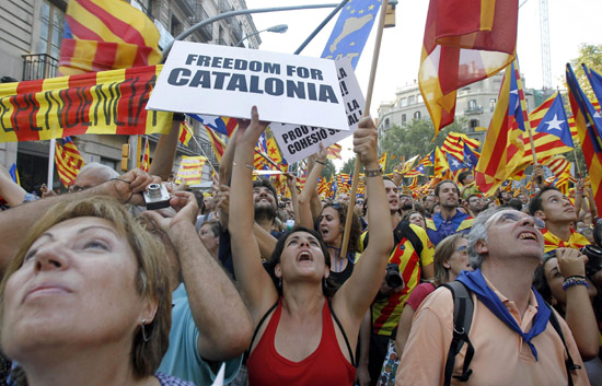 NAC243. BARCELONA, 11/09/2012.- Miles de ciudadanos participan esta tarde en la multitudinaria manifestación convocada esta tarde en el centro de Barcelona por la Asamblea Nacional Catalana con motivo de la Diada del Onze de Setembre bajo el eslogan "Cataluña, nuevo Estado de Europa". EFE/Andreu Dalmau