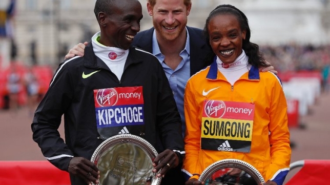Ganan los atletas kenianos Kipchoge y Sumgong en el Maratón de Londres.