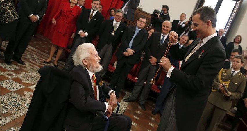 Fernando del Paso recibe el Premio Cervantes de Literatura en España.