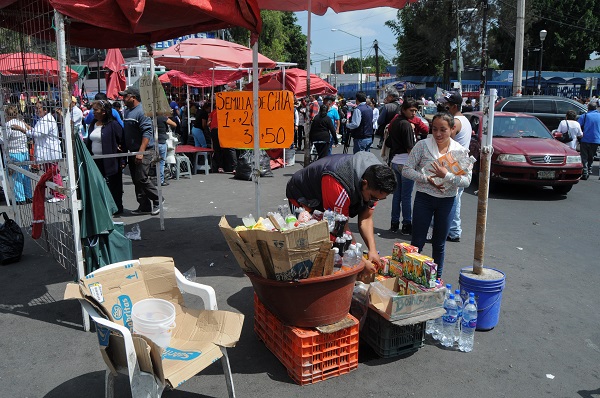 MÉXICO, D.F., 15OCTUBRE2015.- Autoridades de la delegación Cuahutemoc anunciaron el retiro de más de 300 vendedores en la vía pública de la calle Dr. Pasteur y que afectaba el acceso al Hospital General. FOTO: SAÚL LÓPEZ /CUARTOSCURO.COM