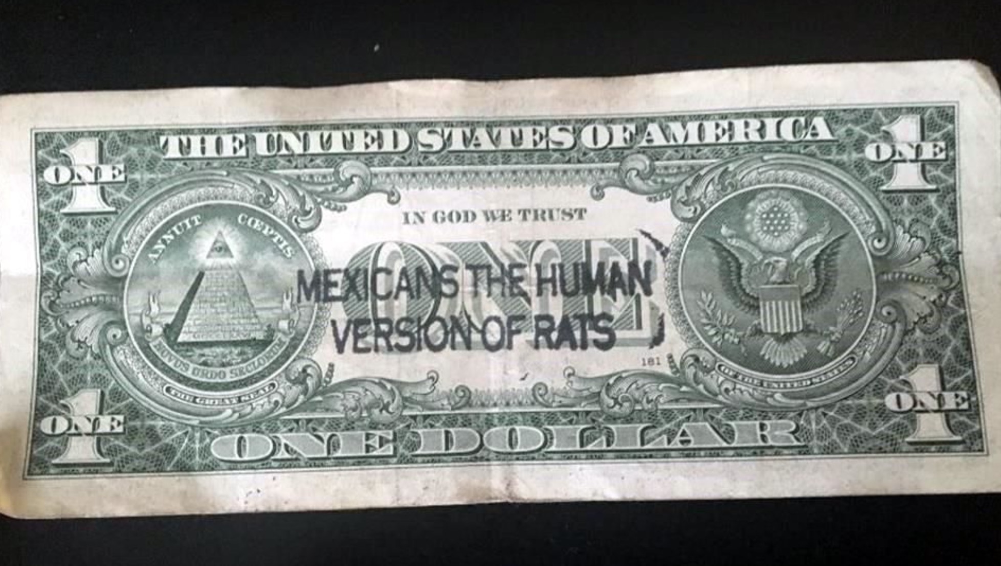 Circulan mensajes racistas en contra mexicanos en billetes de dólares.