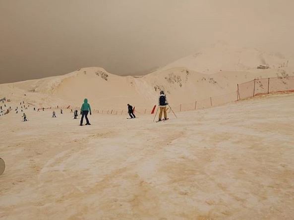 ¡Sorprendente! Cae nieve naranja al este de Europa.