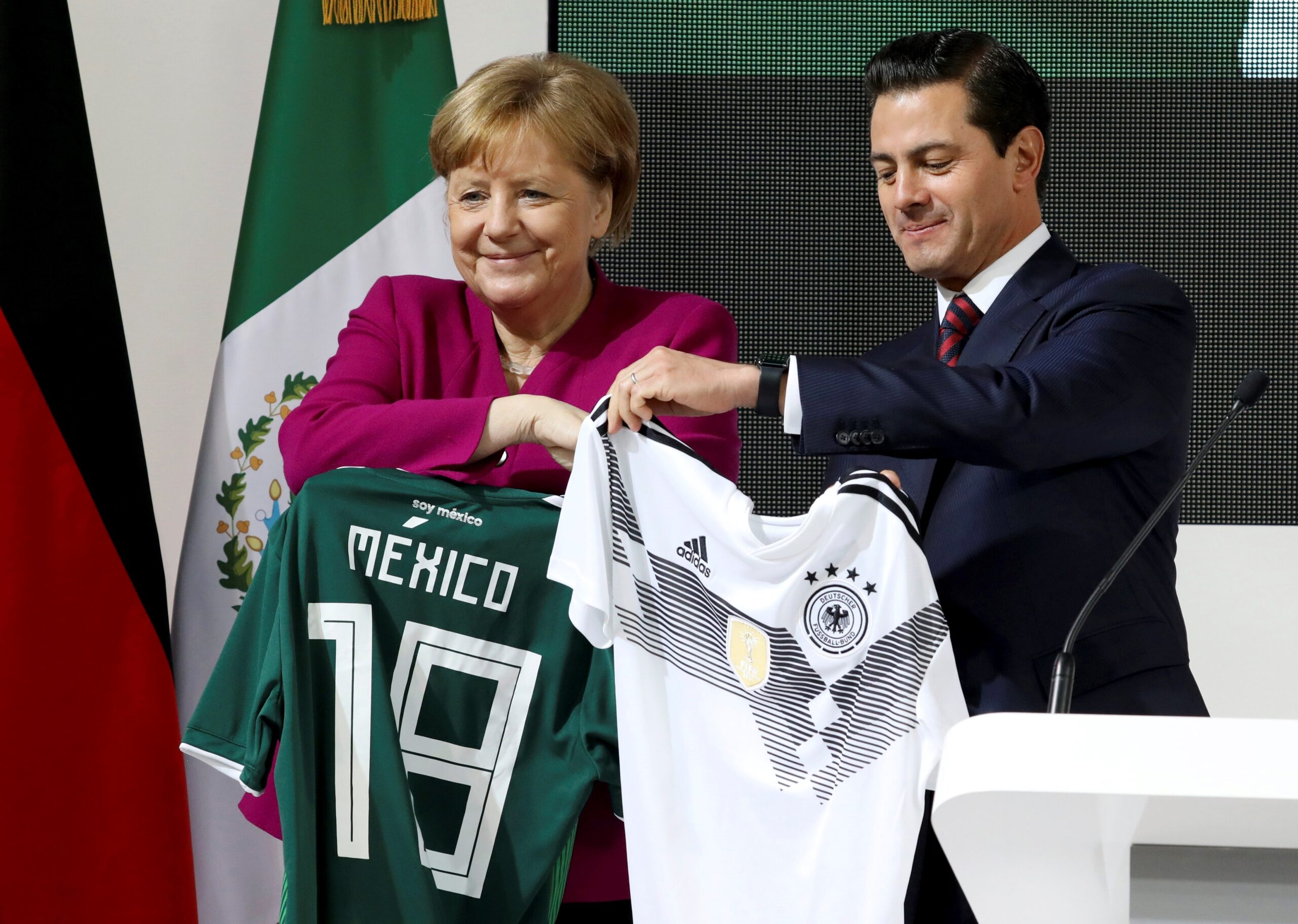 La Canciller Angela Merkel intercambia playera con el Presidente EPN