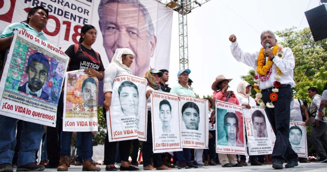 Promete AMLO justicia para los padres de los 43 desaparecidos