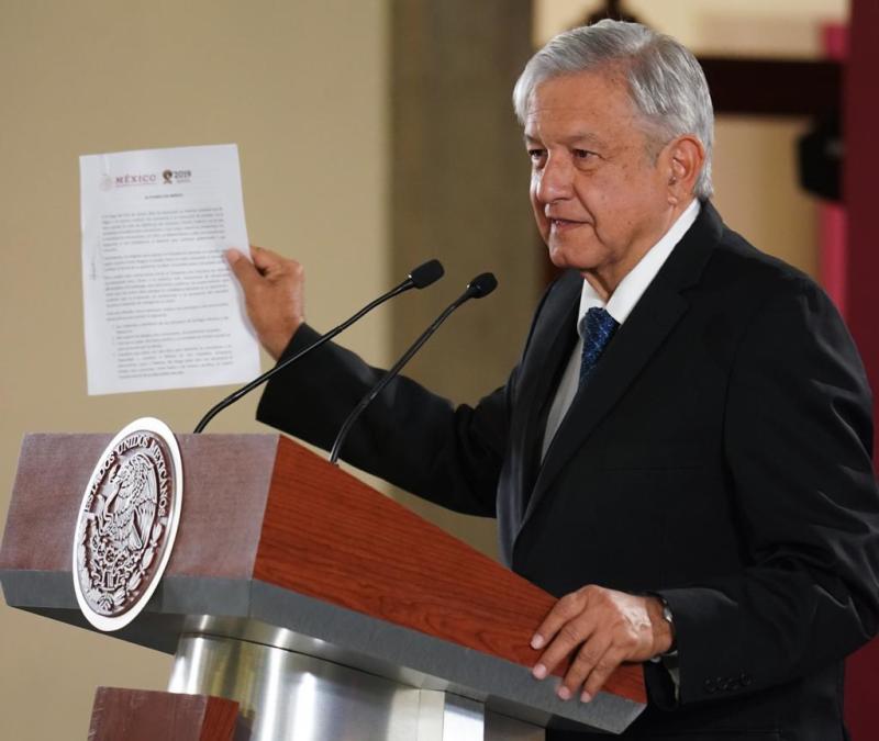 Firma López Obrador documento en el que se compromete a no reelegirse como Presidente de México