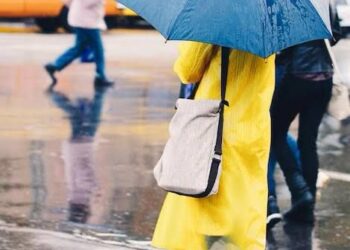 Impermeables, botas y paraguas: los imprescindibles de la temporada de lluvias