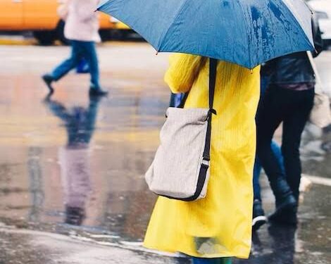 Impermeables, botas y paraguas: los imprescindibles de la temporada de lluvias