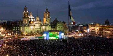 México se pinta de verde, blanco y rojo para conmemorar el 15 de septiembre