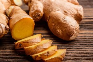 El jengibre es un antiinflamatorio natural que se puede mezclar en infusiones o en deliciosas bebidas.