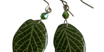 Aretes de hojas verdes hechos a mano