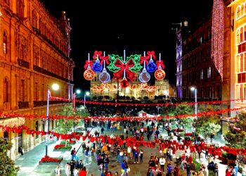 Iluminan en Zócalo capitalino con alumbrado navideño