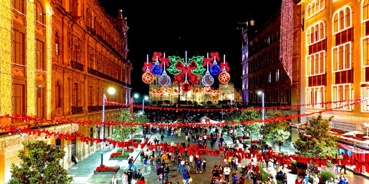 Iluminan en Zócalo capitalino con alumbrado navideño