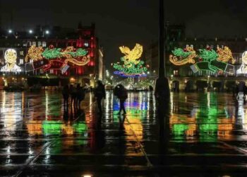 Iluminan el Zócalo capitalino para las Fiestas Patrias