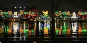 Iluminan el Zócalo capitalino para las Fiestas Patrias