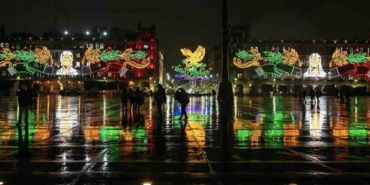 Iluminan el Zócalo capitalino para las Fiestas Patrias